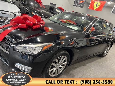 Used 2017 INFINITI Q70 3.7 image 3