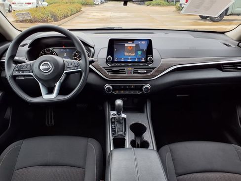 Used 2025 Nissan Altima 2.5 SV FWD image 19