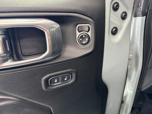 Used 2024 Jeep Wrangler Unlimited AWD/4WD image 33