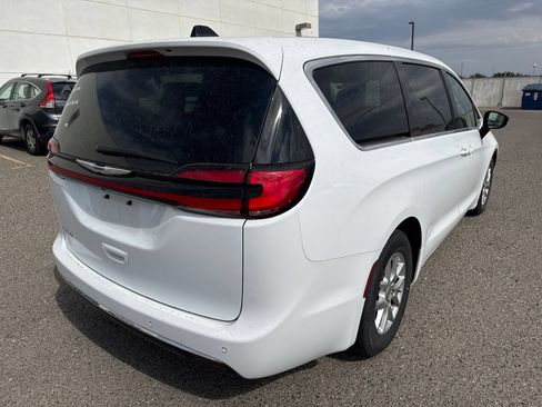Used 2024 Chrysler Pacifica Touring-L FWD image 5