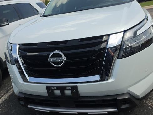 Used 2025 Nissan Pathfinder Platinum FWD image 1