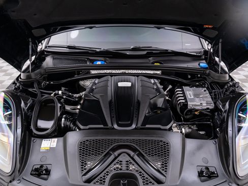 Certified 2022 Porsche Macan S w/ Premium Package Plus image 28