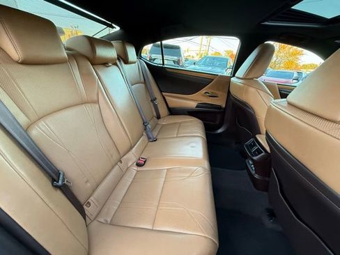 Used 2019 Lexus ES 300h w/ Luxury Package image 28