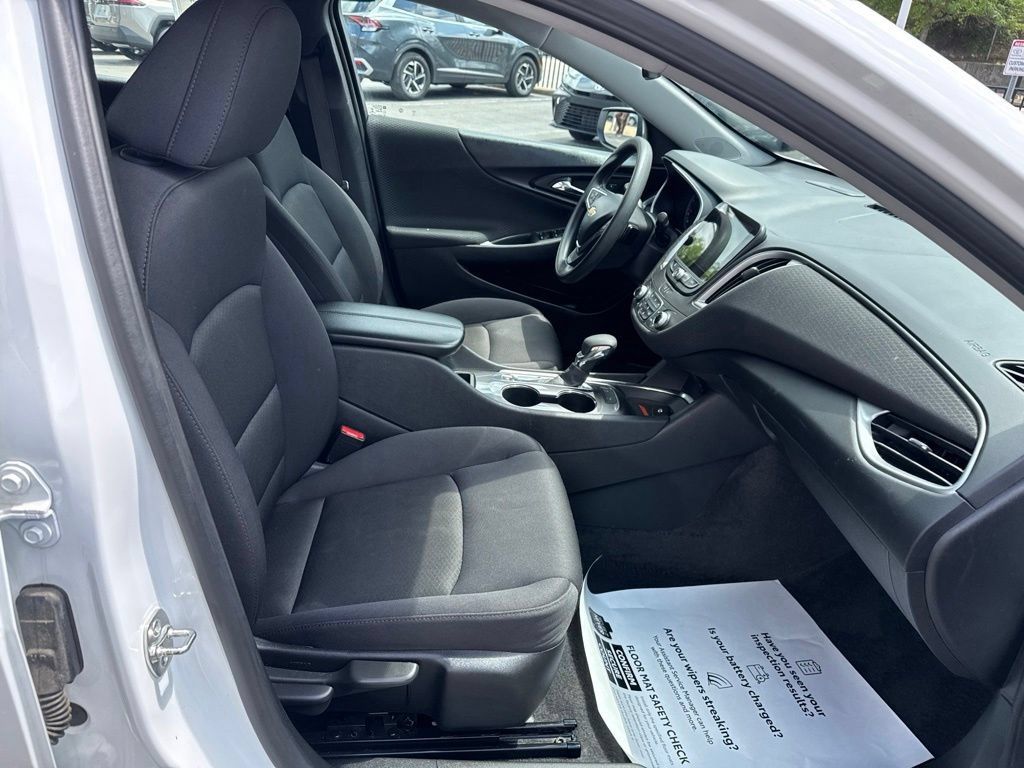 Used 2025 Chevrolet Malibu LT FWD image 32