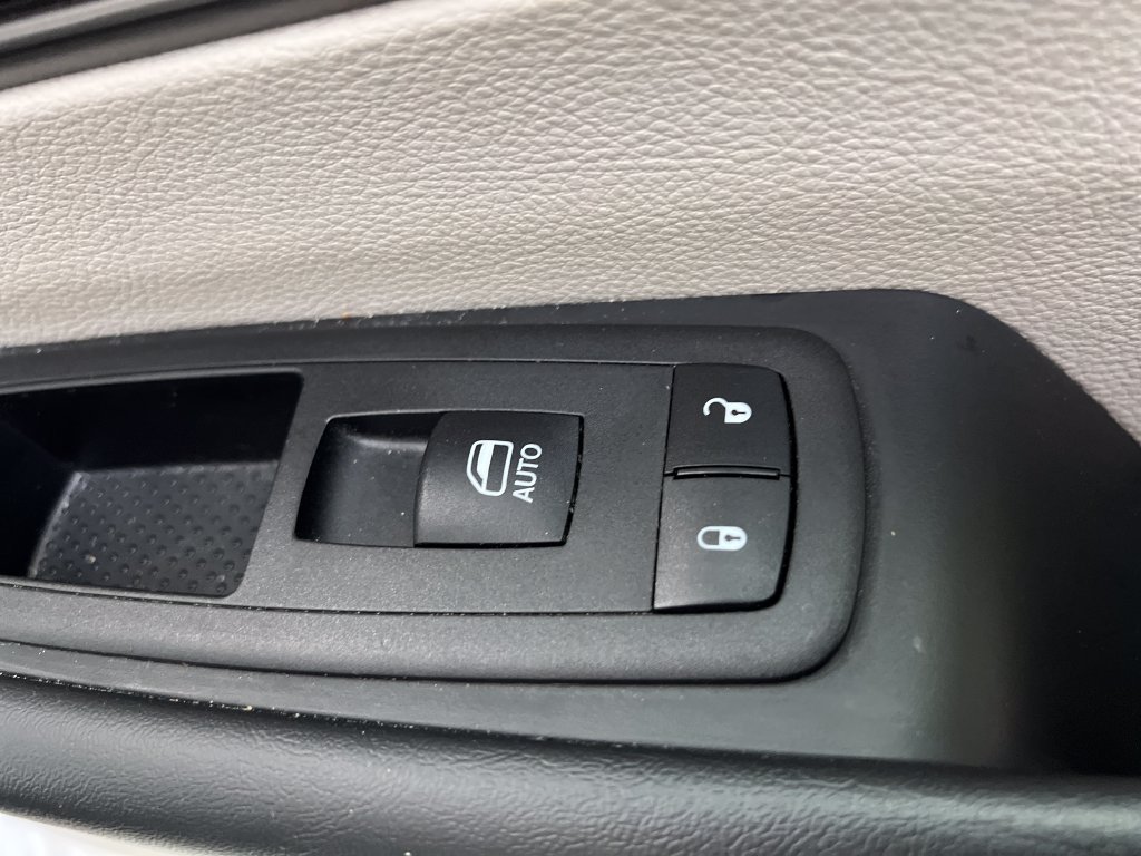 Used 2024 Chrysler Pacifica Touring-L FWD image 38