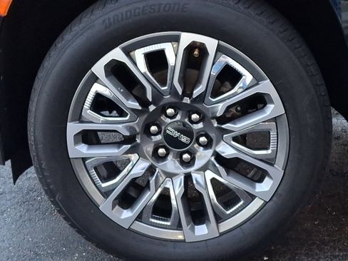 Used 2021 GMC Yukon Denali w/ Denali Premium Package image 28