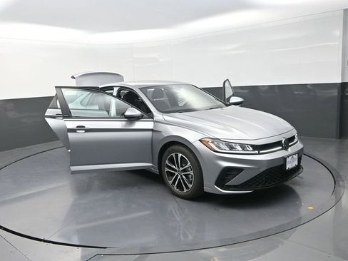 Used 2026 Volkswagen Jetta Sport FWD image 31
