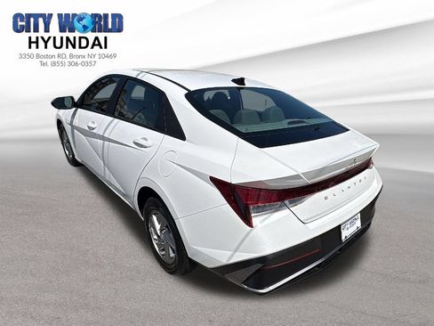 Used 2024 Hyundai Elantra SE FWD image 3