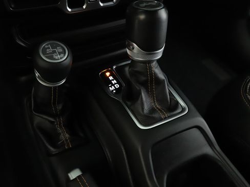 Used 2022 Jeep Wrangler Unlimited Sahara AWD/4WD image 17
