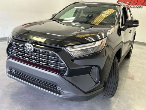 Used 2025 Toyota RAV4 XLE AWD/4WD image 7