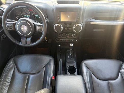 Used 2016 Jeep Wrangler Unlimited Sahara w/ Connectivity Group AWD/4WD image 10