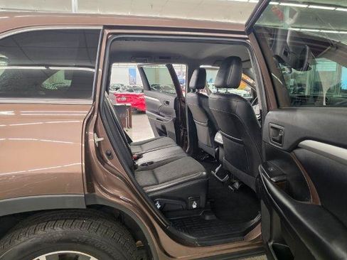 Used 2019 Toyota Highlander Plus AWD/4WD image 11