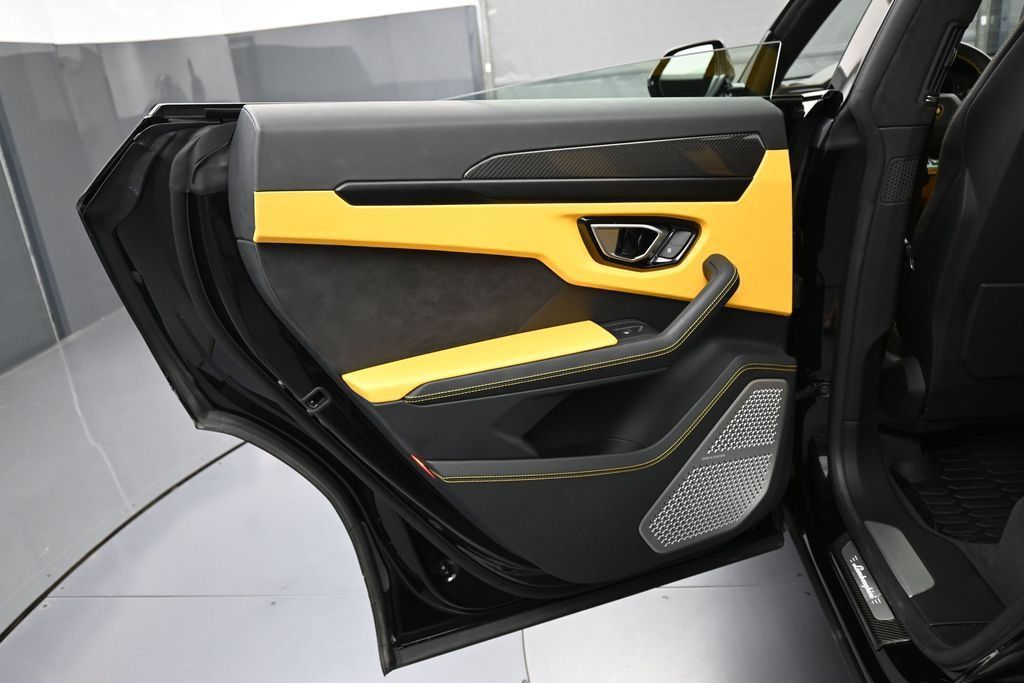 Used 2022 Lamborghini Urus AWD/4WD image 23