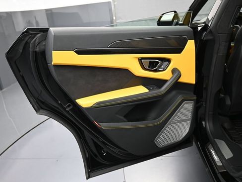 Used 2022 Lamborghini Urus AWD/4WD image 23