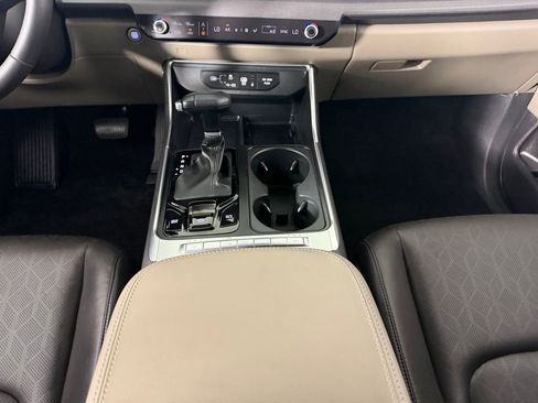 Used 2025 Kia Carnival EX FWD image 23
