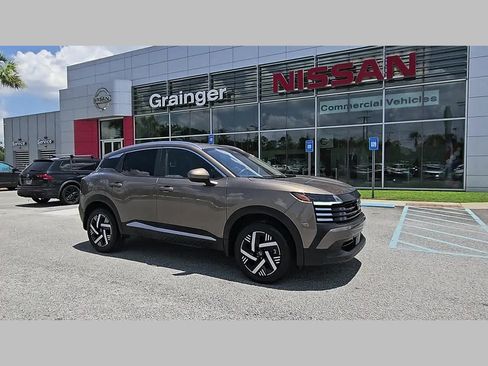 Used 2025 Nissan Kicks SV w/ SV Premium Package FWD image 17