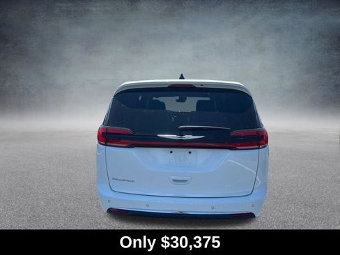 Used 2025 Chrysler Pacifica Select FWD image 4