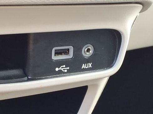 Used 2017 Chrysler Pacifica Touring-L FWD image 18