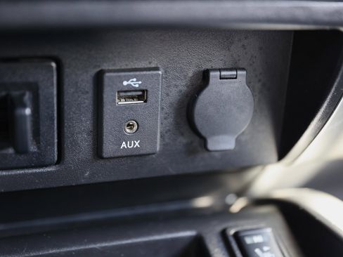 Used 2017 Nissan Titan SL image 32