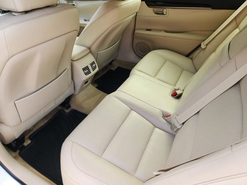 Used 2015 Lexus ES 350 w/ Luxury Package FWD image 11