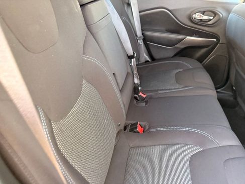Used 2019 Jeep Cherokee Latitude w/ Popular Appearance Group FWD image 14