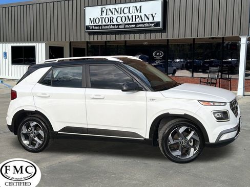 Used 2025 Hyundai Venue Limited image 1