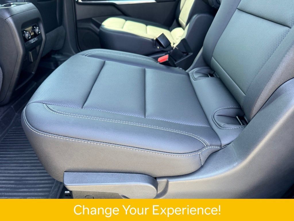 Used 2025 Chevrolet Traverse LT w/ Driver Confidence Package FWD image 17