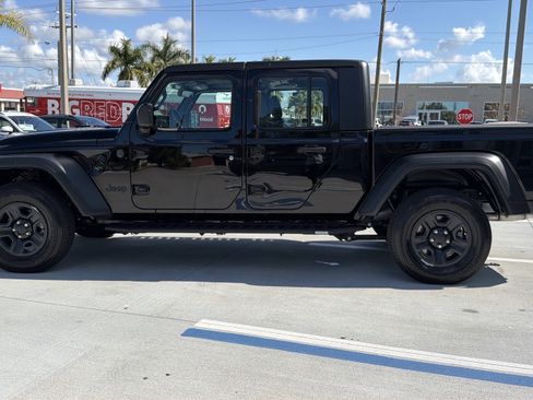 Used 2023 Jeep Gladiator Sport image 5