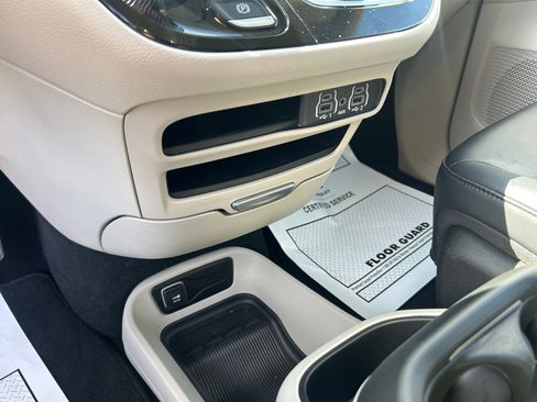 Used 2024 Chrysler Pacifica Touring-L image 23