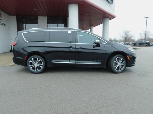 New 2026 Chrysler Pacifica Pinnacle w/ Trailer Tow Group AWD/4WD image 33