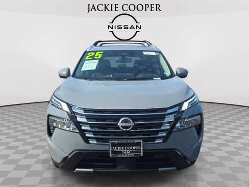 Used 2025 Nissan Rogue Platinum AWD/4WD image 2