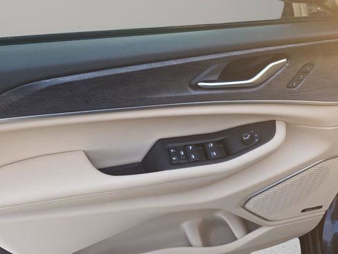 Used 2024 Jeep Grand Cherokee Limited w/ Luxury Tech Group II image 34