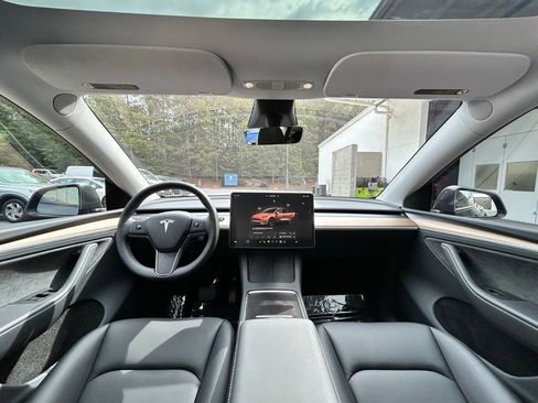 Used 2025 Tesla Model Y Long Range RWD image 9