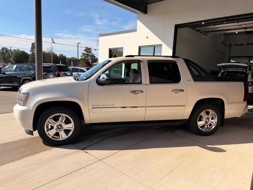Used 2010 Chevrolet Avalanche LTZ AWD/4WD image 4