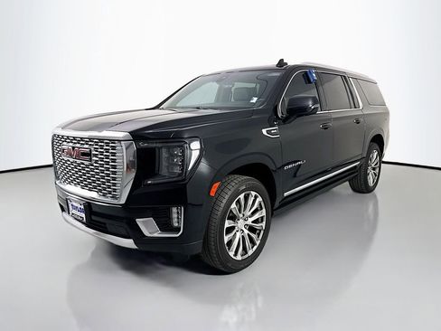 Used 2021 GMC Yukon XL Denali w/ Denali Premium Package AWD/4WD image 3