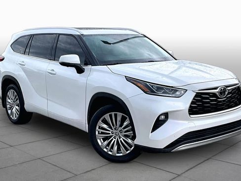 Used 2023 Toyota Highlander Platinum FWD image 3