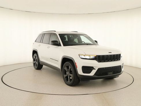Used 2023 Jeep Grand Cherokee Altitude AWD/4WD image 10