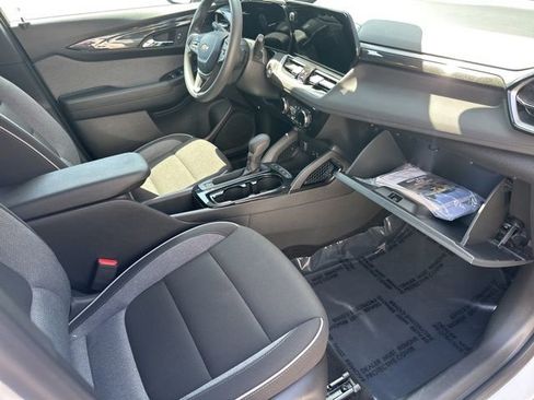 Used 2025 Chevrolet TrailBlazer LT AWD/4WD image 43