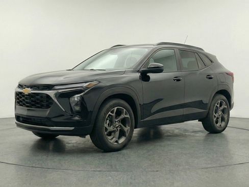 Used 2025 Chevrolet Trax LT w/ LT Convenience Package image 3