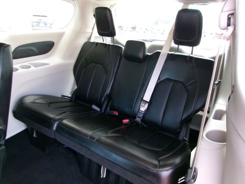 Used 2024 Chrysler Pacifica Touring-L FWD image 18