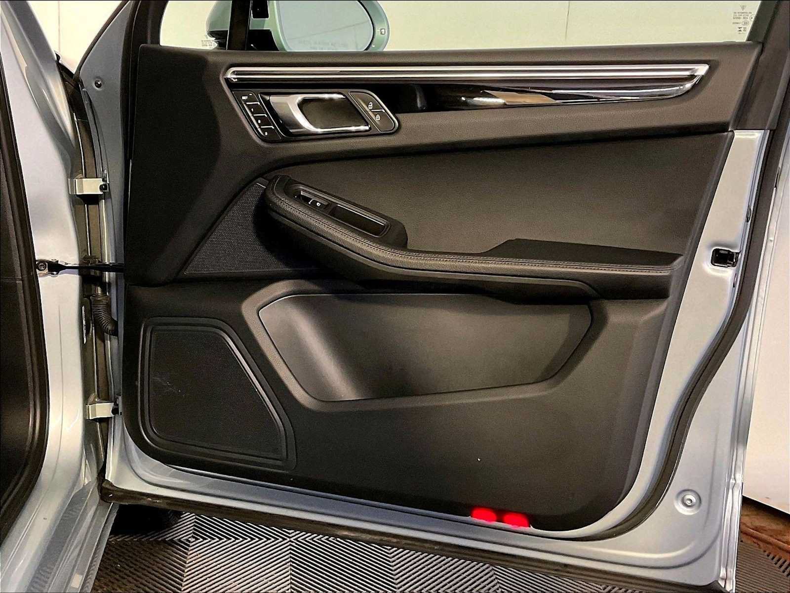 Certified 2023 Porsche Macan AWD/4WD image 26