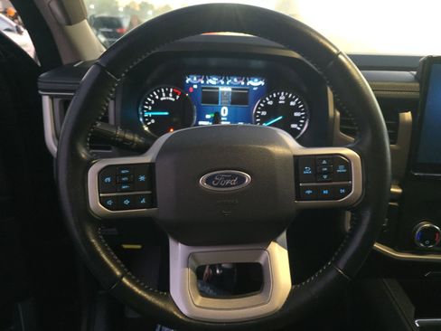 Used 2022 Ford Expedition XLT image 3