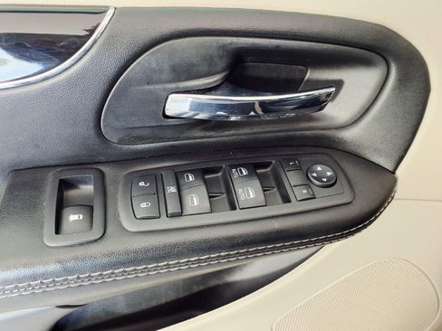 Used 2017 Dodge Grand Caravan SXT FWD image 13