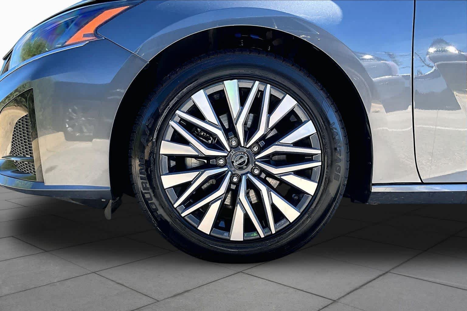 Used 2025 Nissan Altima 2.5 SV FWD image 11