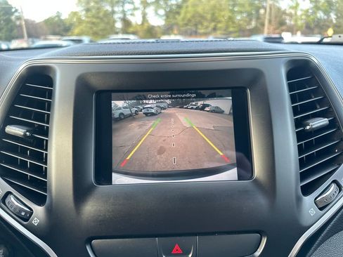 Used 2019 Jeep Cherokee Latitude Plus image 19