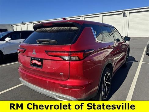 Used 2024 Mitsubishi Outlander SE image 3