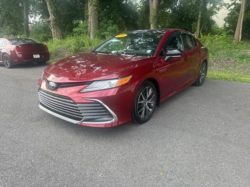 Used 2022 Toyota Camry XLE image 3