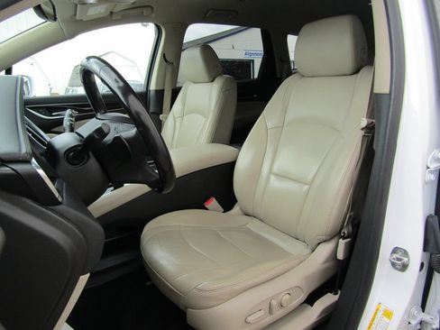 Used 2019 Buick Enclave Essence FWD image 21