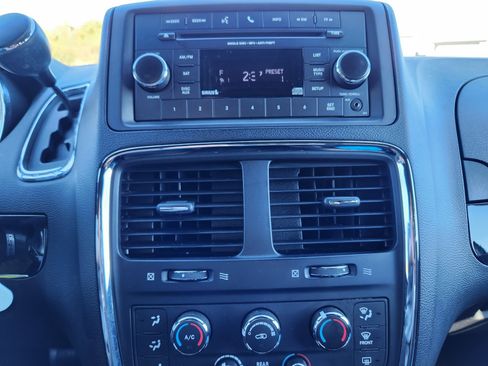 Used 2015 Dodge Grand Caravan SE image 20