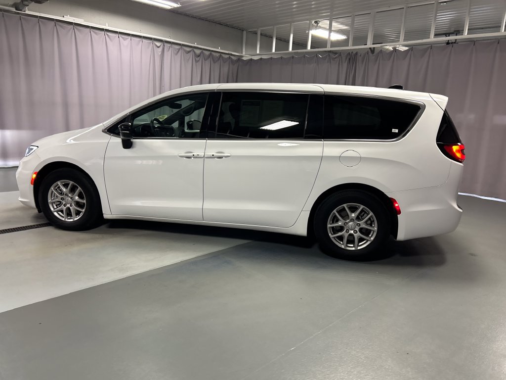 Used 2026 Chrysler Pacifica Select FWD image 4